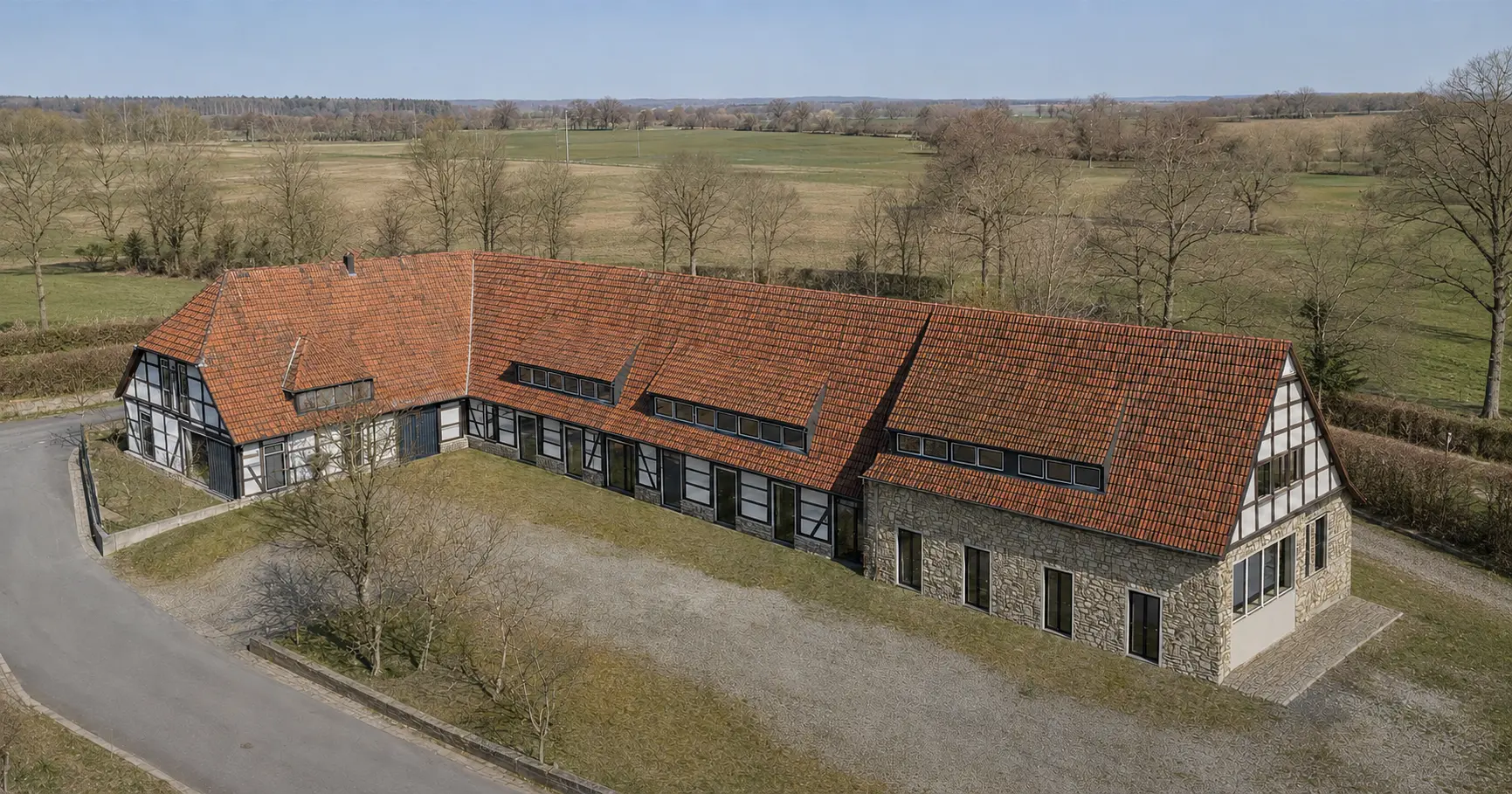 Fotorealistische Luftaufnahme der sanierten Scheune am Rittergut Langreder