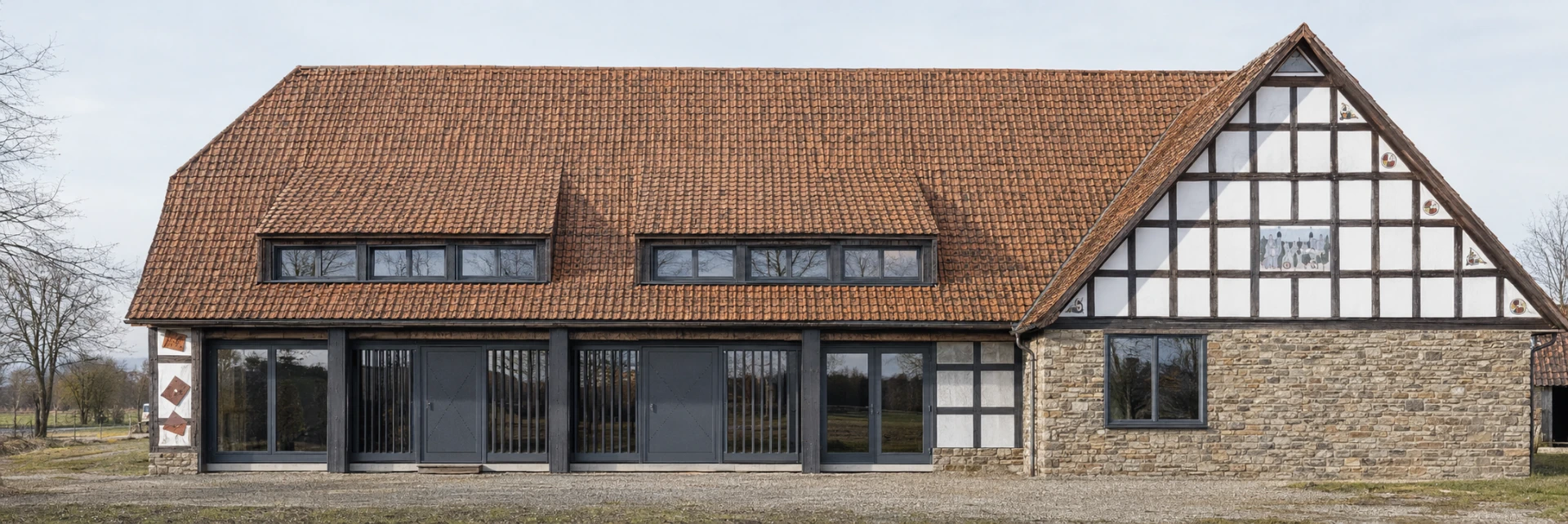 Fotorealistische Nordansicht der Scheune mit großzügigen Fensteröffnungen