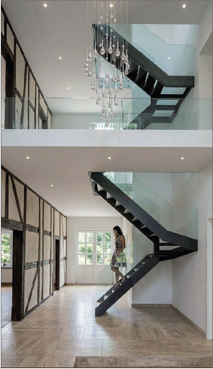 Treppenhaus Herrenhaus mit filigraner Stahltreppe, Glasgeländer und Kristall-Leuchter